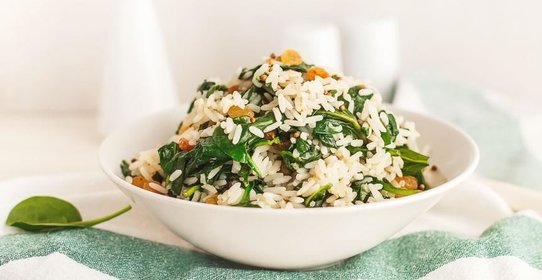 Рис со шпинатом и изюмом