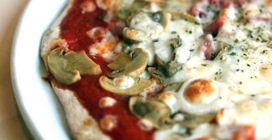 Пицца с печенью трески, грибами и лесными орехами