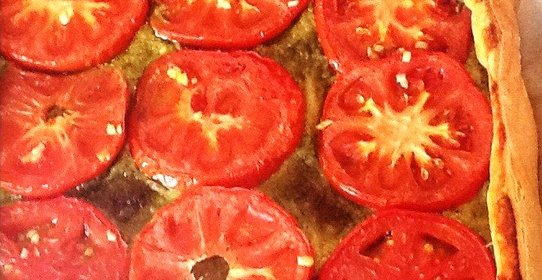 Пирог с помидорами и песто