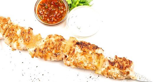 Шашлыки из маринованной курицы и лука с соусом барбекю