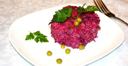 Салат со свеклой и горошком