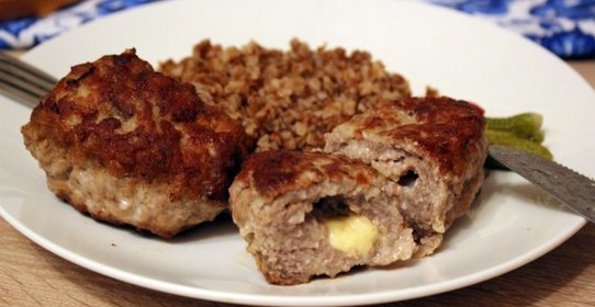 Мясные зразы с сыром и сливочным маслом