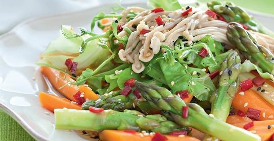 Салат из молодой моркови и спаржи