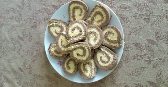 Рулет из куриной печени с сырно-яичной начинкой