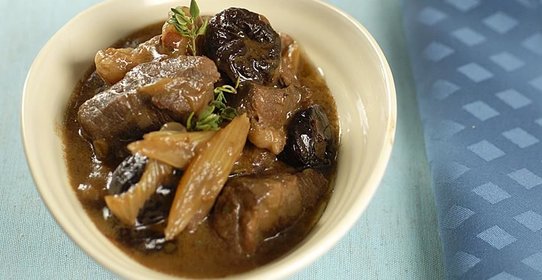 Баранина в пиве с пряными сливами