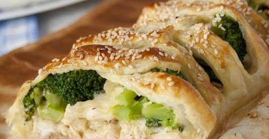 Cлоеный пирог с курицей и брокколи
