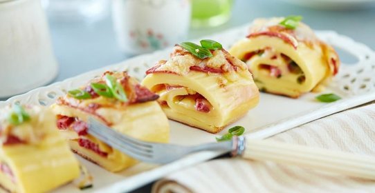 Рулет из омлета с колбасой