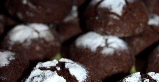 Печенье с горьким шоколадом в сахарной пудре