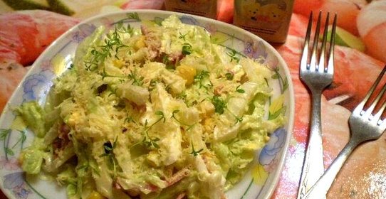 Сытный салат из пекинской капусты