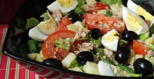 Салат с тунцом,овощами и маслинами