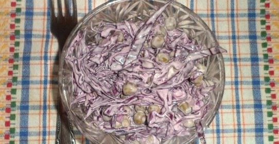 Салат из краснокачанной капусты с зеленым горошком