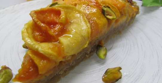 Пирог с карамелизированной тыквой, фисташками и марципаном