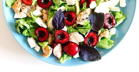 Летний салат с черешней, сыром фета и индейкой