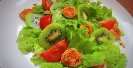 Лёгкий салат с киви и куриными медальончиками