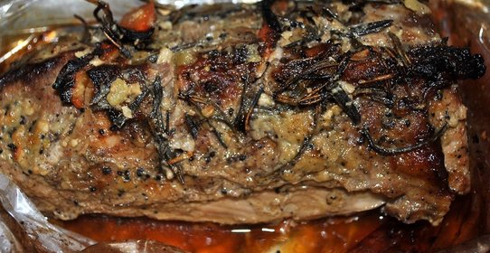 Говядина в маринаде из горчицы, киви и розмарина