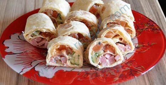 Рулет из лаваша с семгой плавленным сыром огурцом и зеленью