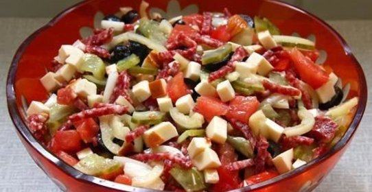 Салат с копченой колбасой огурцом и сыром