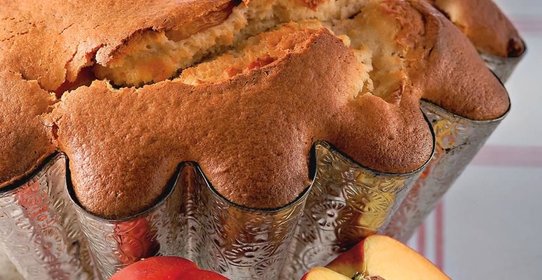 Шарлотка с персиками