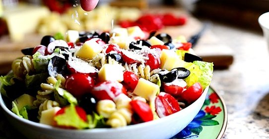 Салат с макаронами и помидорами