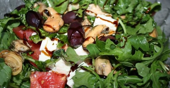 Салат с рукколой, мидиями и свежими томатами