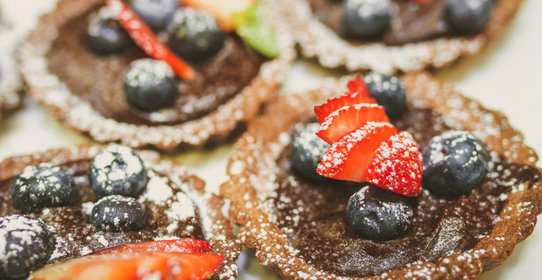 Шоколадные тарталетки с карамельным ганашем и клубникой