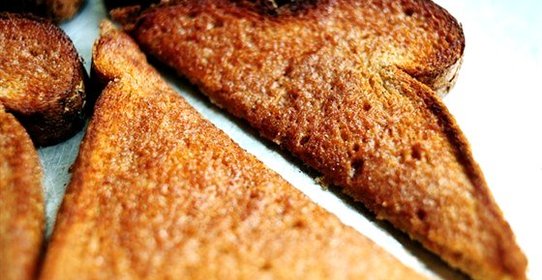 Тосты со специями, запеченные в духовке