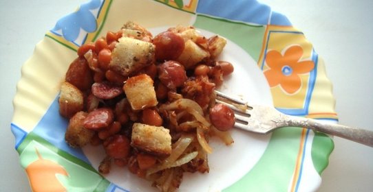 Салат из фасоли в томатном соусе с копчеными колбасками и гренками