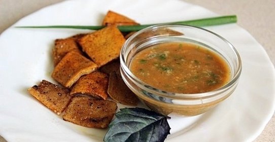 Чипсы из свиной шкурки с соусом