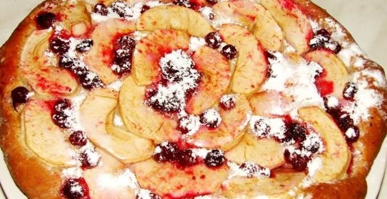 Пирог с брусникой и яблоками