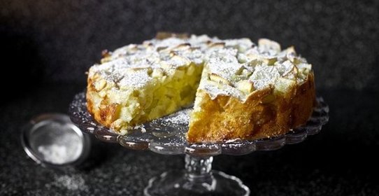 Пышная шарлотка с яблоками