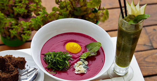 Холодный крем-суп из свеклы с щавелем