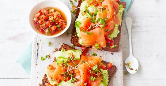 Тост с авокадо и лососем
