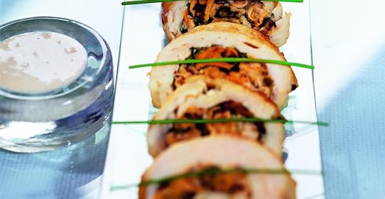 Рулет из камбалы с мидиями в сливочном соусе