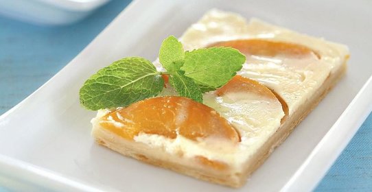 Быстрый пирог с персиками и йогуртом