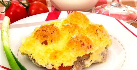 Свинина с помидорами, запеченные в сливках