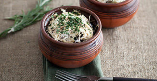 Свинина с черносливом и пастернаком в горшочках