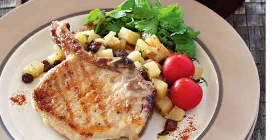 Свиные отбивные с яблочным соусом