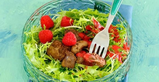 Салат с куриной печенкой и малиновым соусом