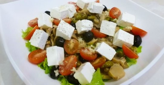 Салат с шампиньонами, маслинами и фетой