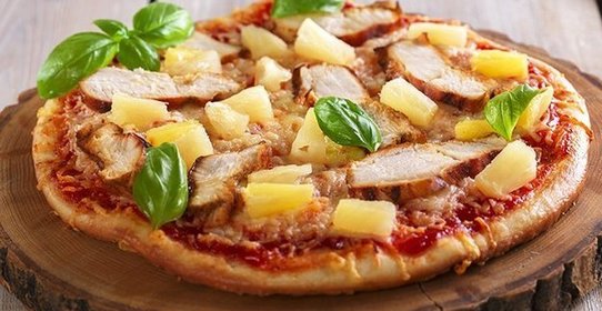 Пицца с курицей и ананасом