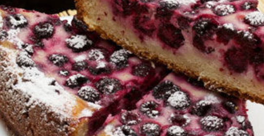 Пирог сметанник с ежевикой