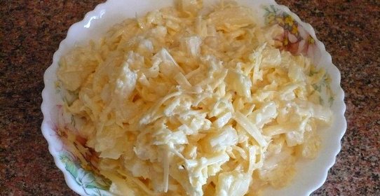 Сырный салат с ананасами