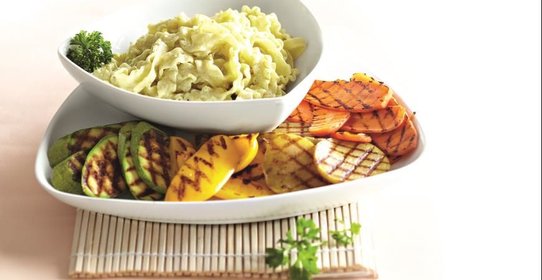 Теплый салат с пастой и овощами-гриль