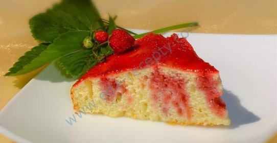 Пирог с клубничной инъекцией