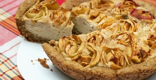 Шарлотка с «розами» и корицей