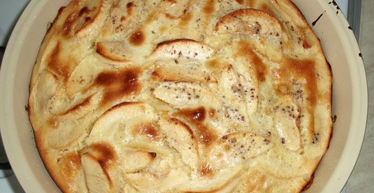 Шарлотка на сгущенном молоке