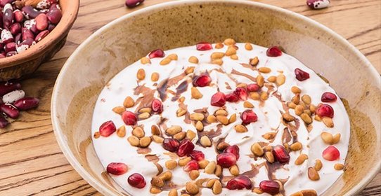 Домашний мацони с лаймовым соком, кедровыми орешками, зернами граната и гранатовым соусом