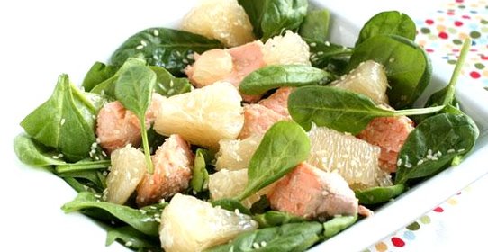 Салат с лососем и помело