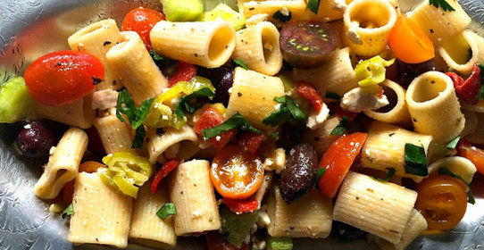 Греческий салат с макаронами