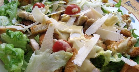 Салат Цезарь с языком